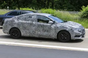 Renault Megane Sedan spyshot giugno 2016