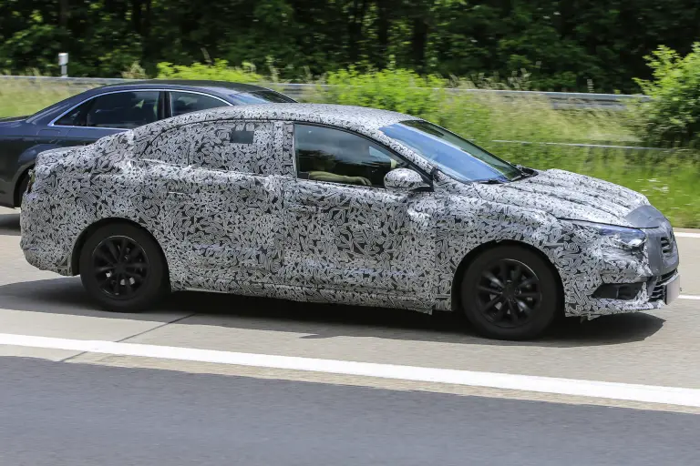 Renault Megane Sedan spyshot giugno 2016 - 13