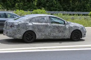 Renault Megane Sedan spyshot giugno 2016