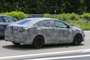 Renault Megane Sedan spyshot giugno 2016 - 15