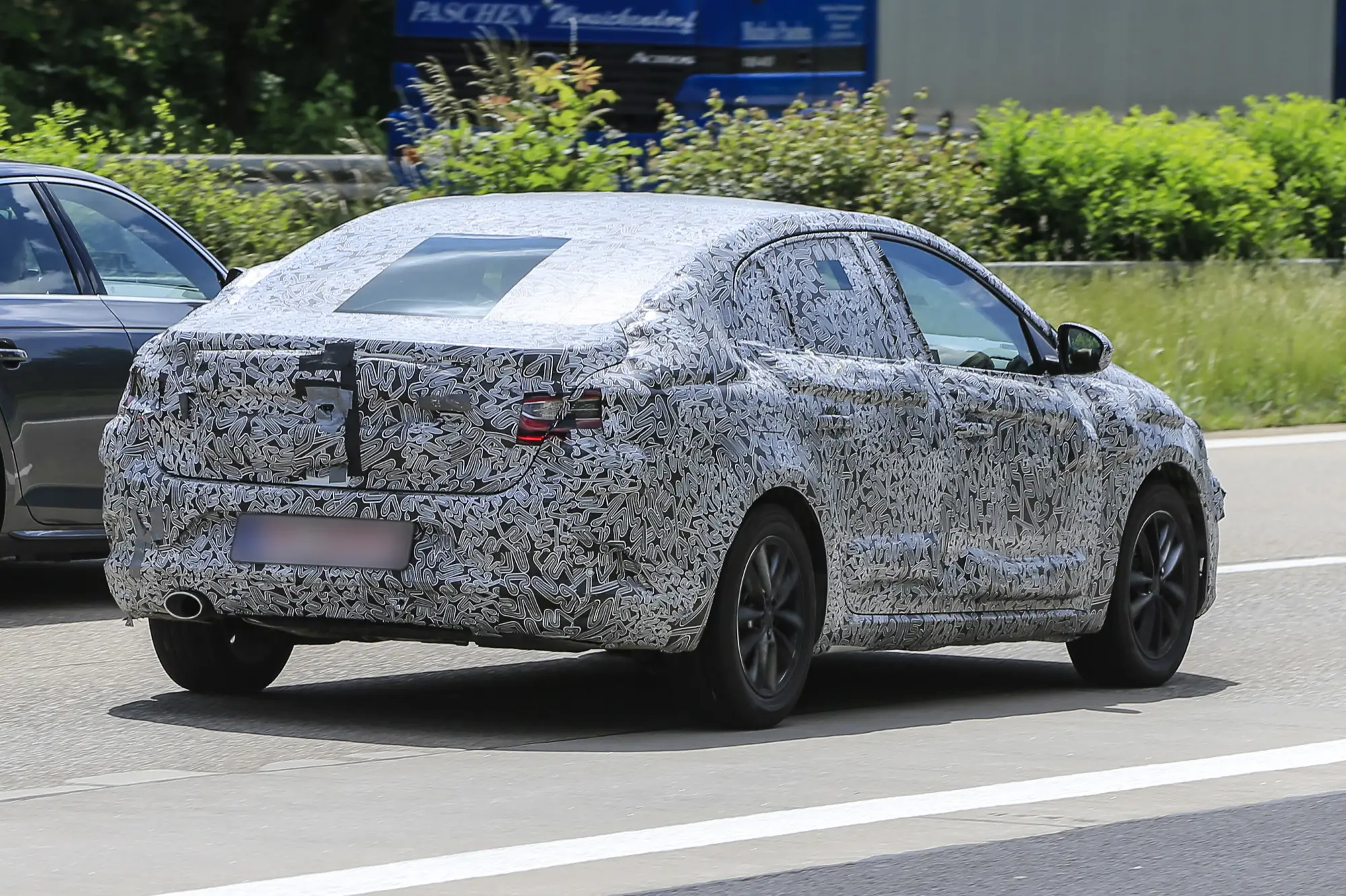 Renault Megane Sedan spyshot giugno 2016 - 16