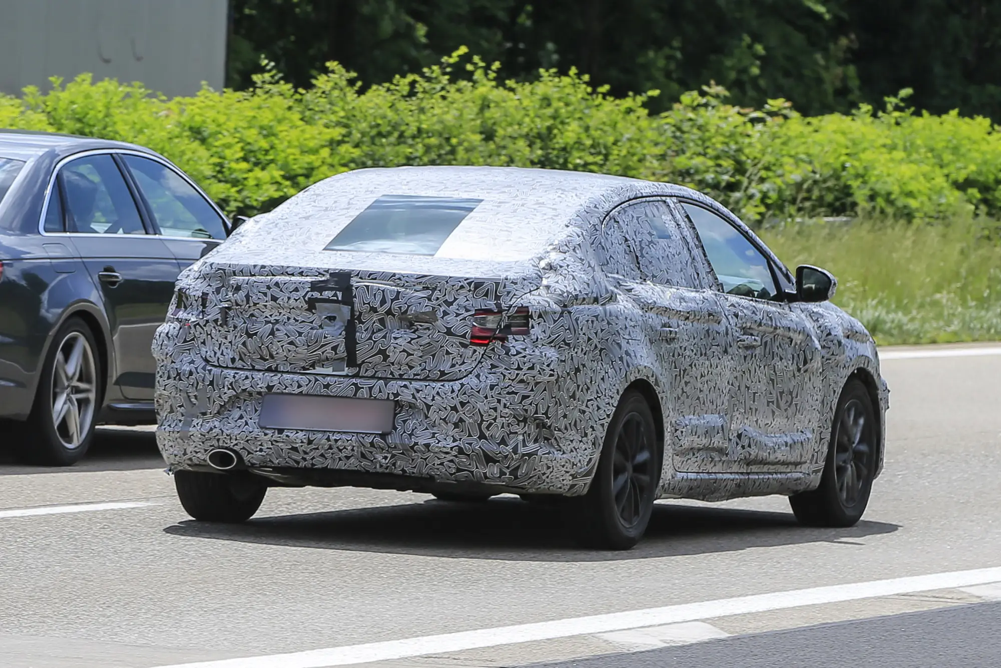 Renault Megane Sedan spyshot giugno 2016 - 17