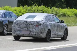 Renault Megane Sedan spyshot giugno 2016 - 17