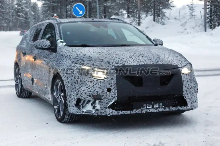 Renault Megane Sport Tourer MY 2017 - Foto spia 07-02-2016 - 1