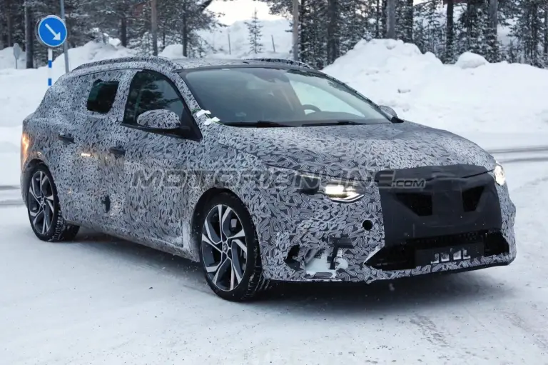 Renault Megane Sport Tourer MY 2017 - Foto spia 07-02-2016 - 2