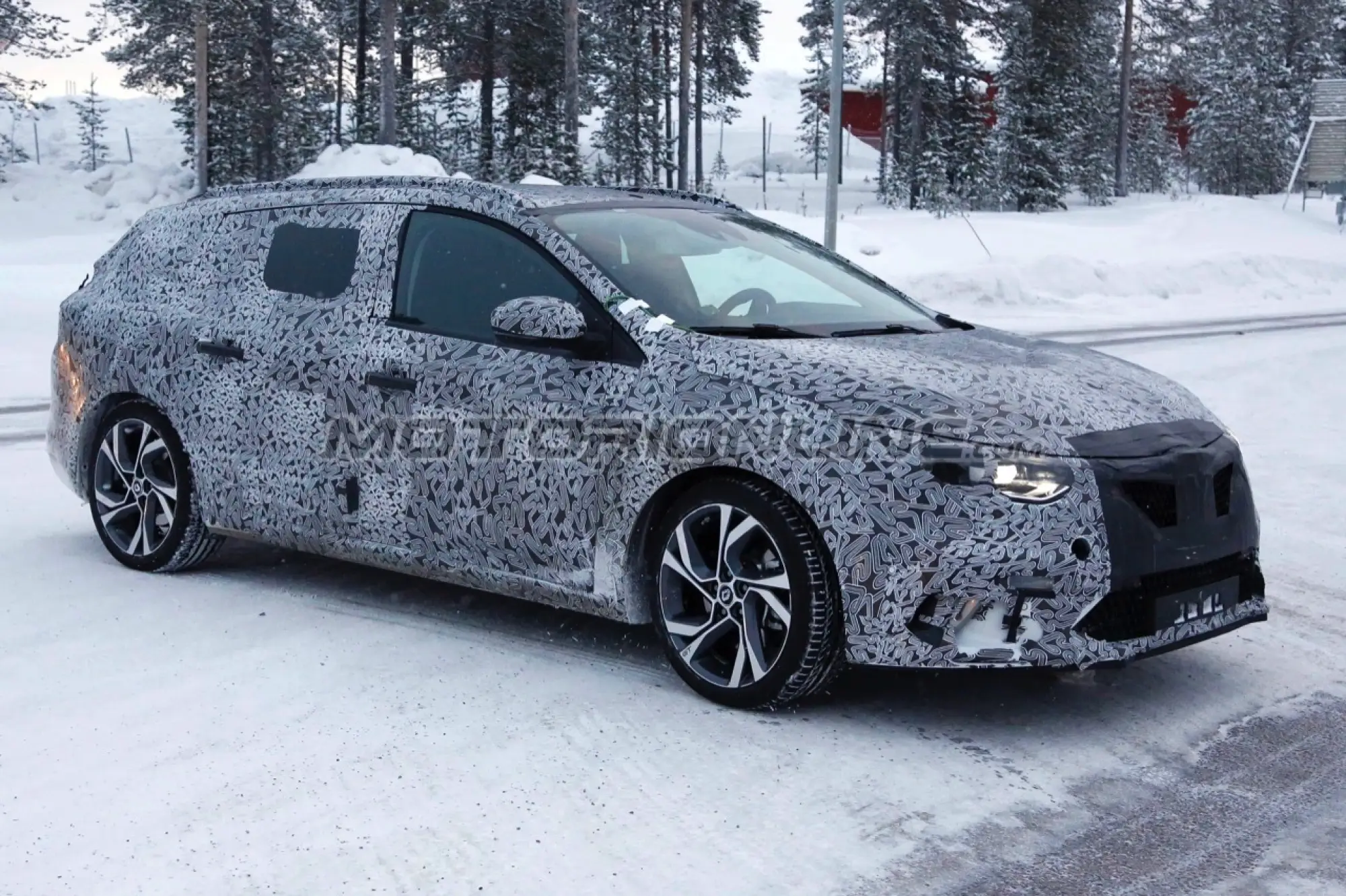 Renault Megane Sport Tourer MY 2017 - Foto spia 07-02-2016 - 3
