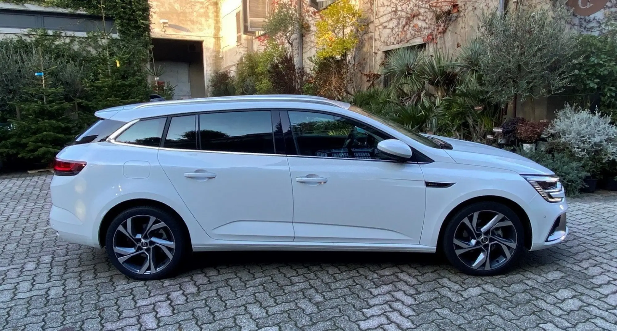 Renault Megane Sporter E-Tech 2020 prova su strada - 21