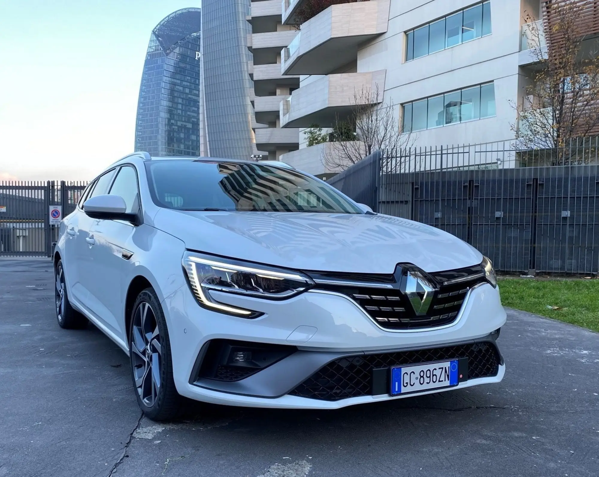 Renault Megane Sporter E-Tech 2020 prova su strada - 16