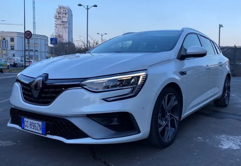 Renault Megane Sporter E-Tech 2020 prova su strada - 23
