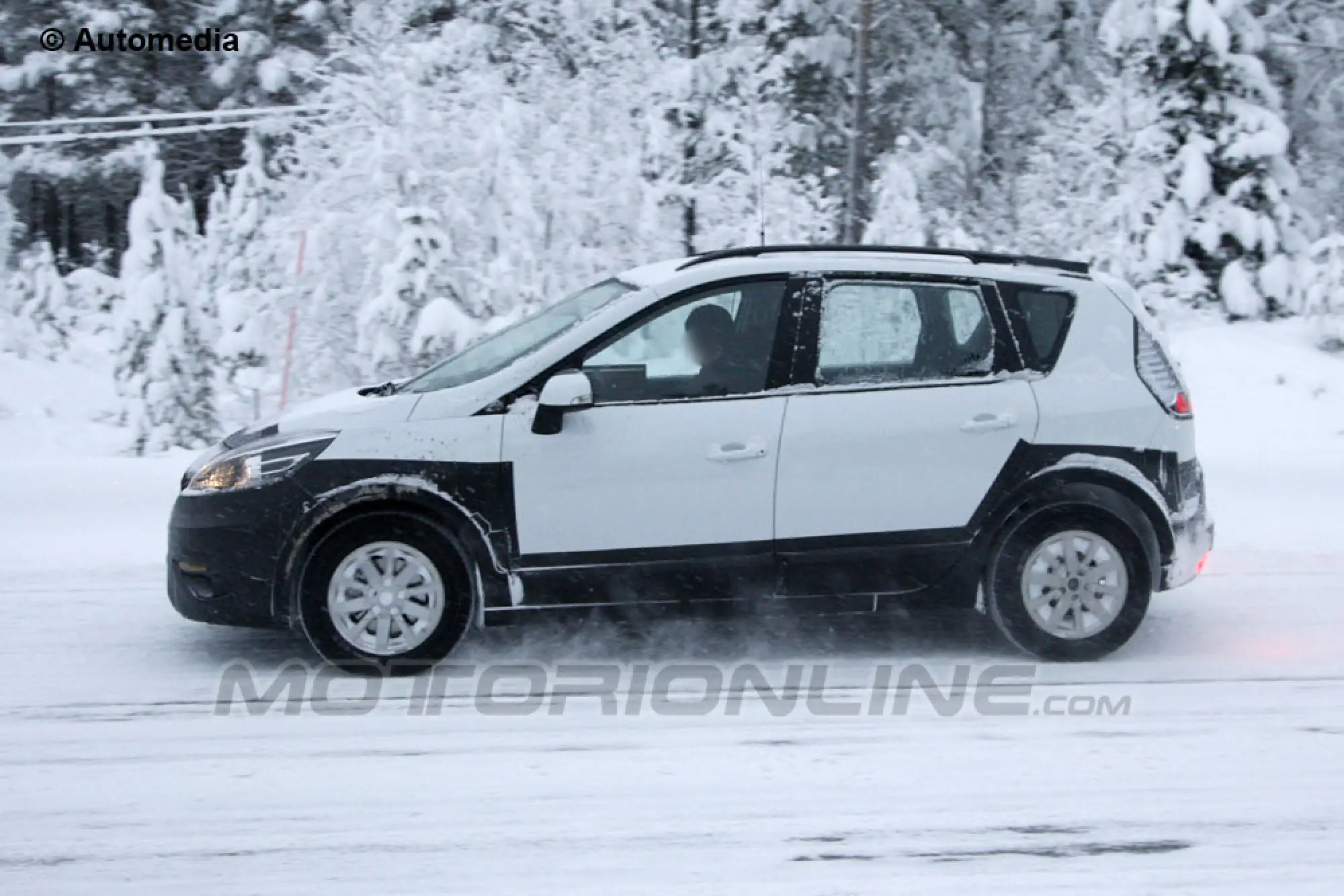 Renault Scenic Cross - Foto spia 17-12-2012 - 3