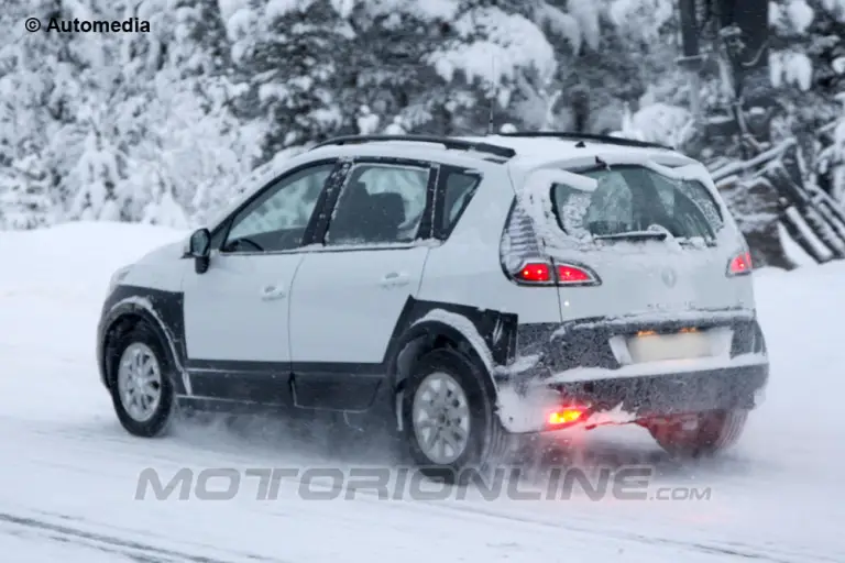 Renault Scenic Cross - Foto spia 17-12-2012 - 4