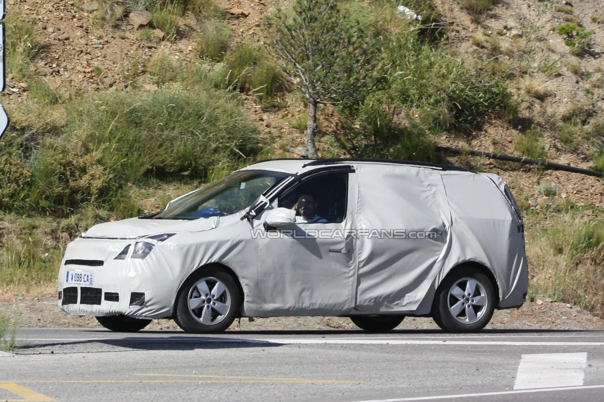 Renault Scenic restyling MPV foto spia luglio 2011 - 1