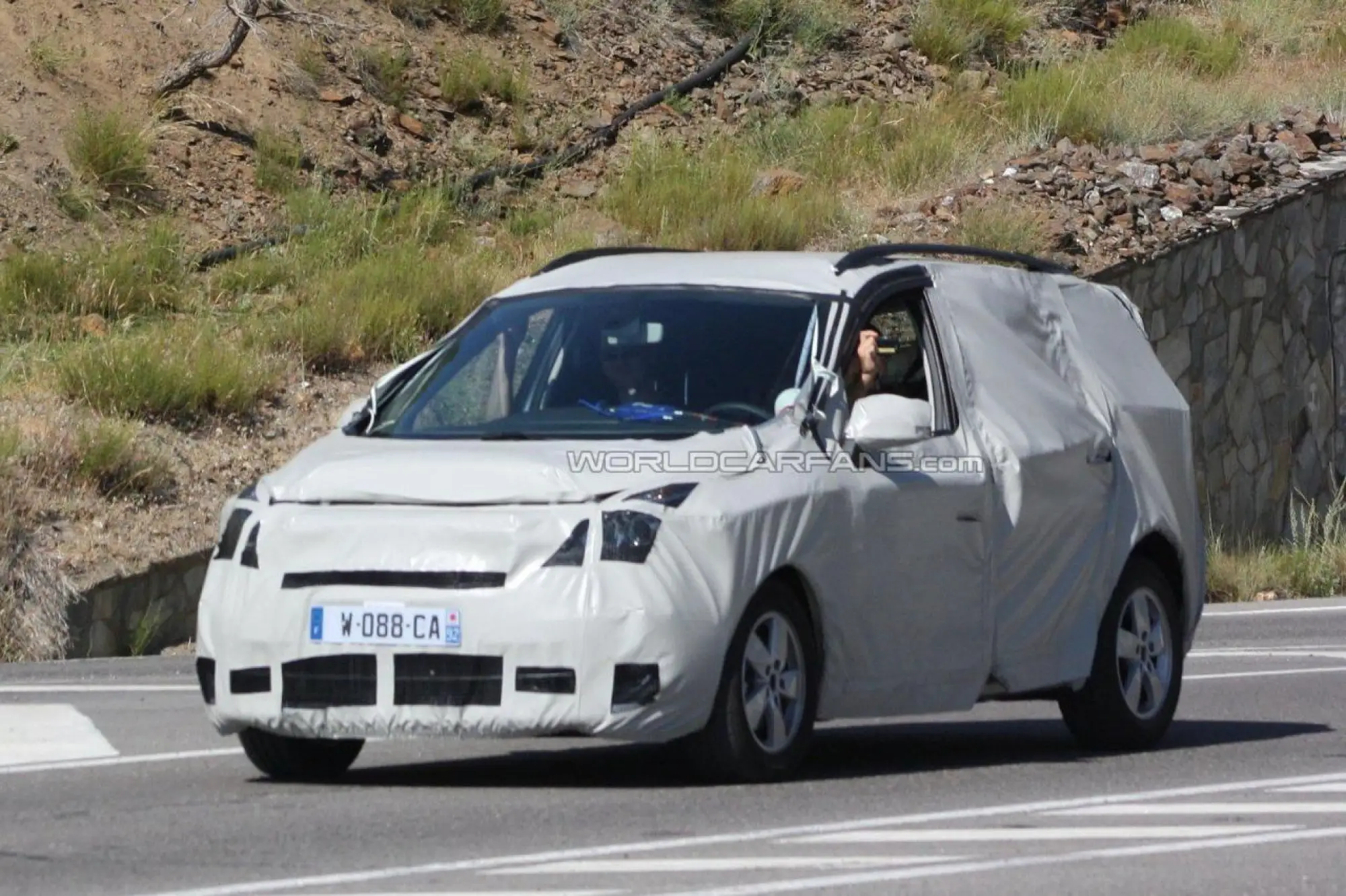 Renault Scenic restyling MPV foto spia luglio 2011 - 2