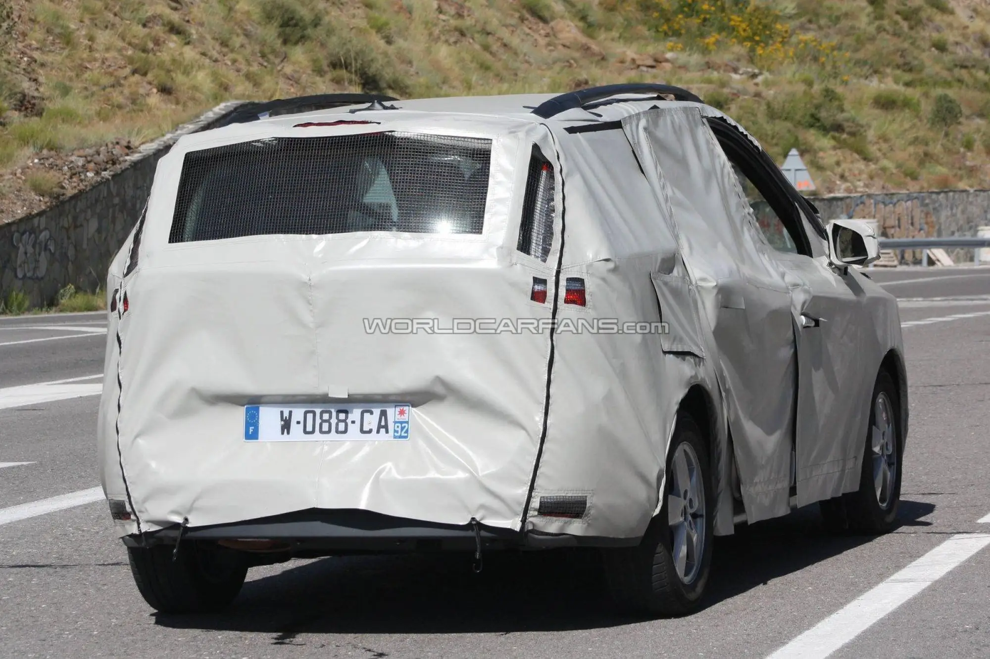 Renault Scenic restyling MPV foto spia luglio 2011 - 4