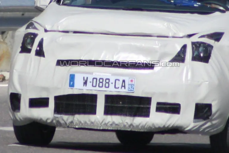 Renault Scenic restyling MPV foto spia luglio 2011 - 7