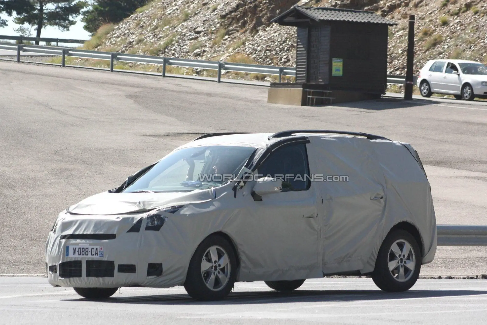 Renault Scenic restyling MPV foto spia luglio 2011 - 8