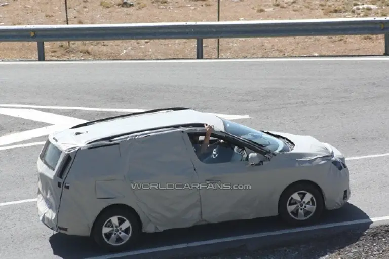 Renault Scenic restyling MPV foto spia luglio 2011 - 9