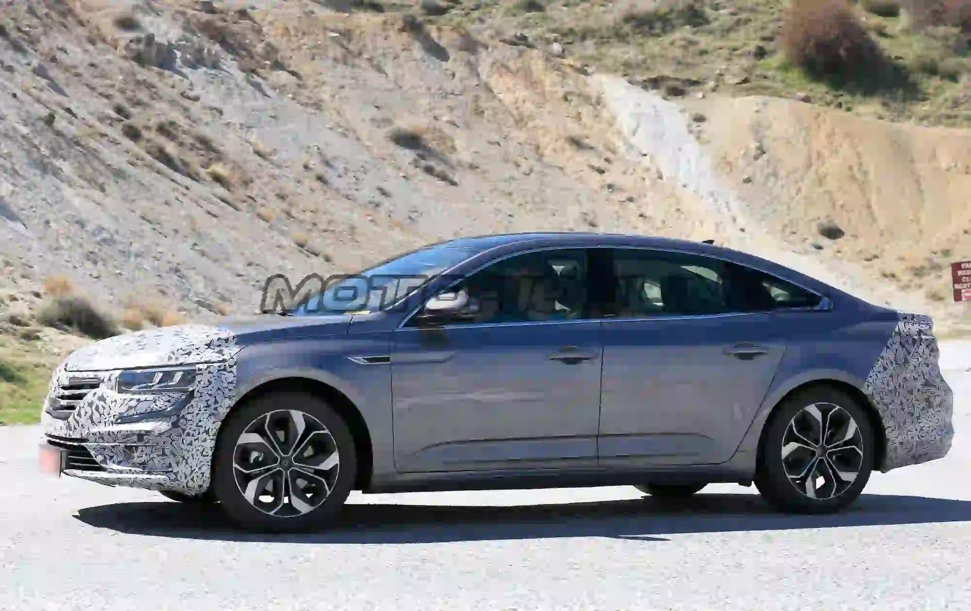 Renault Talisman 2020 - Foto spia 08-04-2019 - 15
