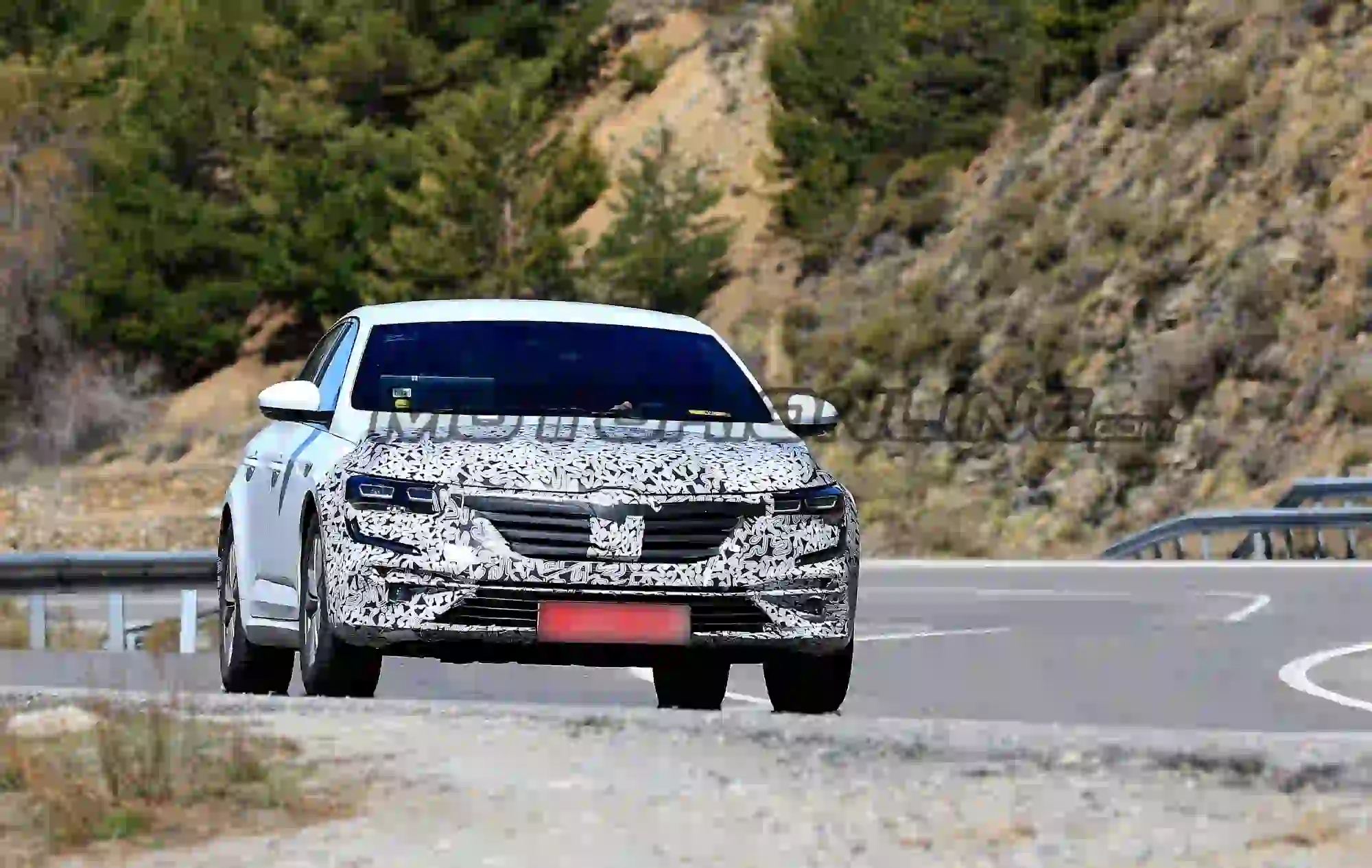 Renault Talisman 2020 - Foto spia 08-04-2019 - 2