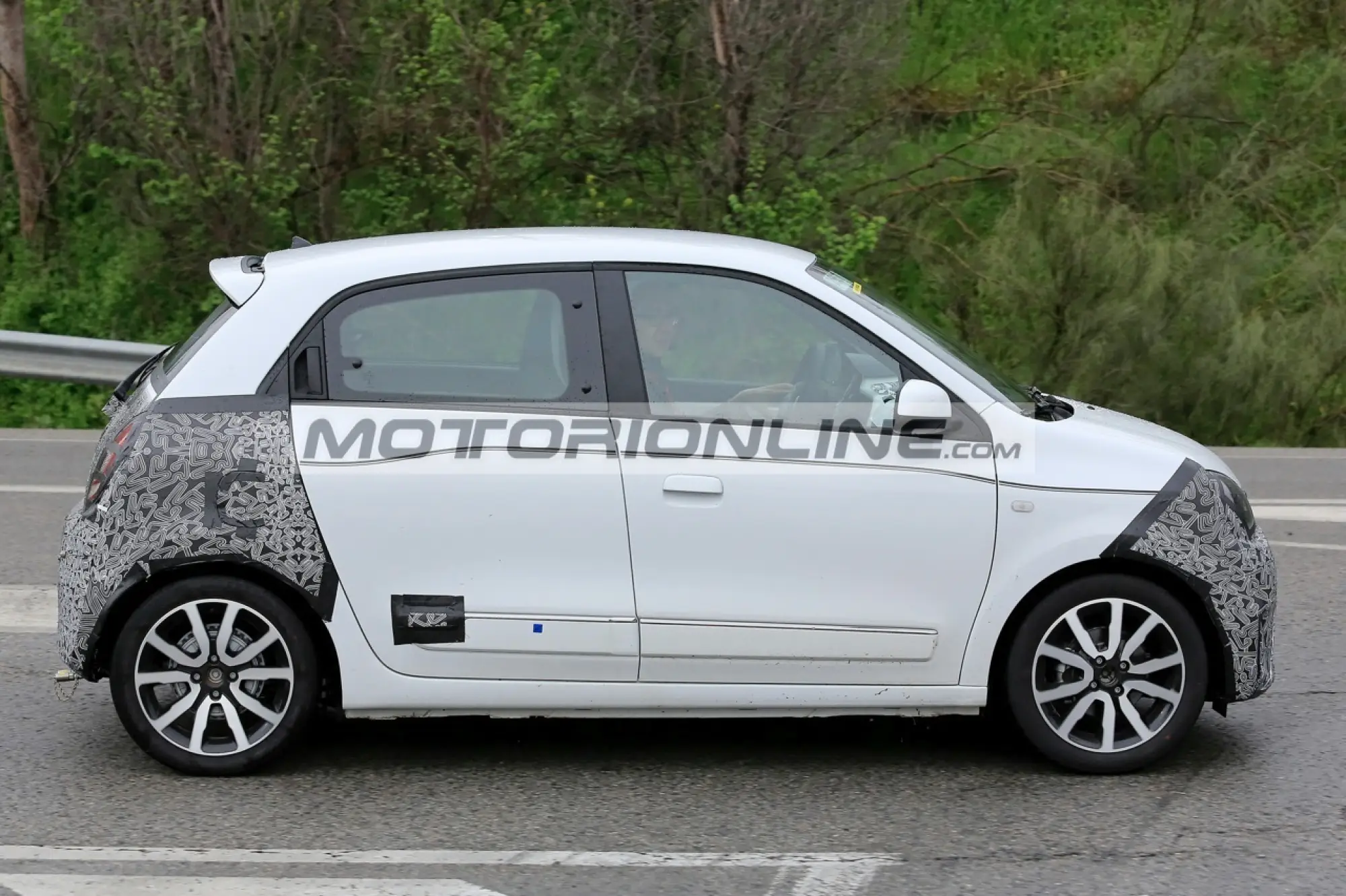 Renault Twingo facelift foto spia 26-4-2018 - 9