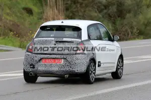 Renault Twingo facelift foto spia 26-4-2018 - 12