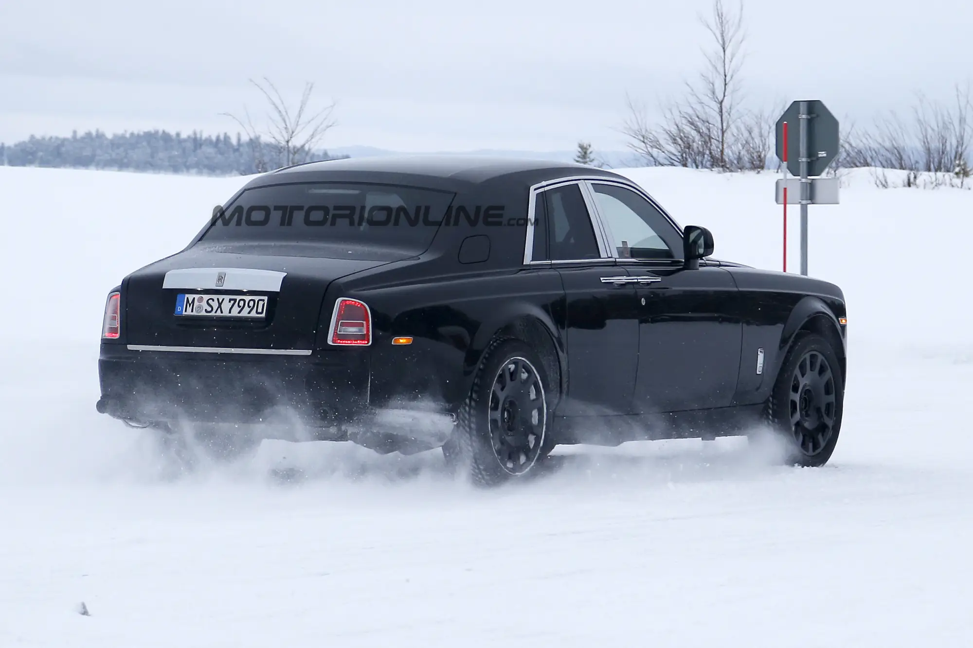 Rolls-Royce Cullinan - Foto spia 07-04-2016 - 10