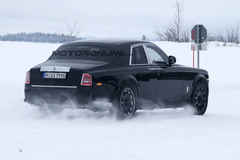 Rolls-Royce Cullinan - Foto spia 07-04-2016 - 10