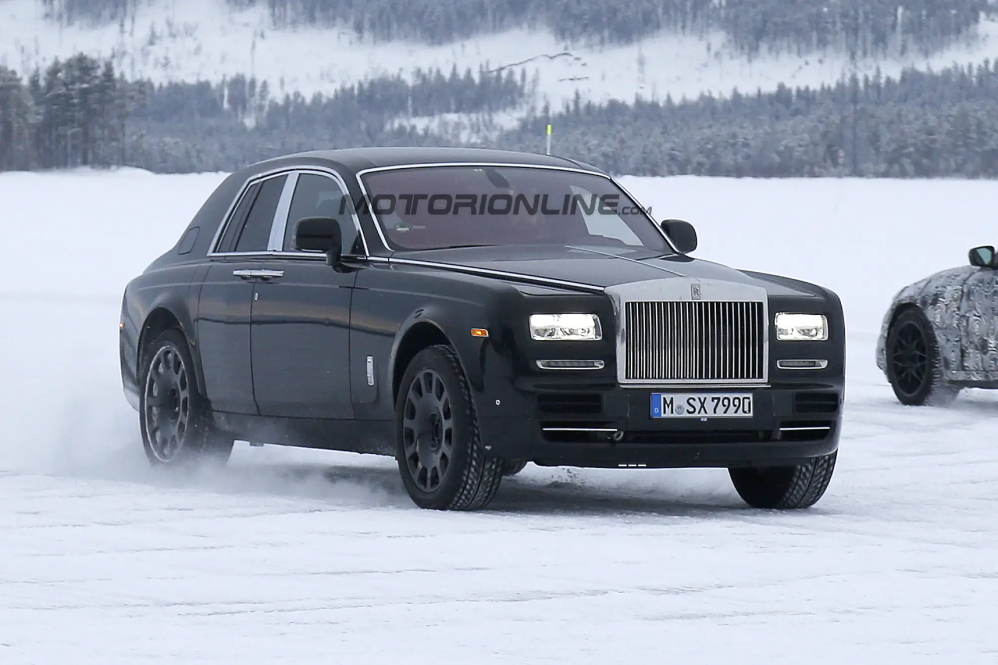 Rolls-Royce Cullinan - Foto spia 07-04-2016 - 2