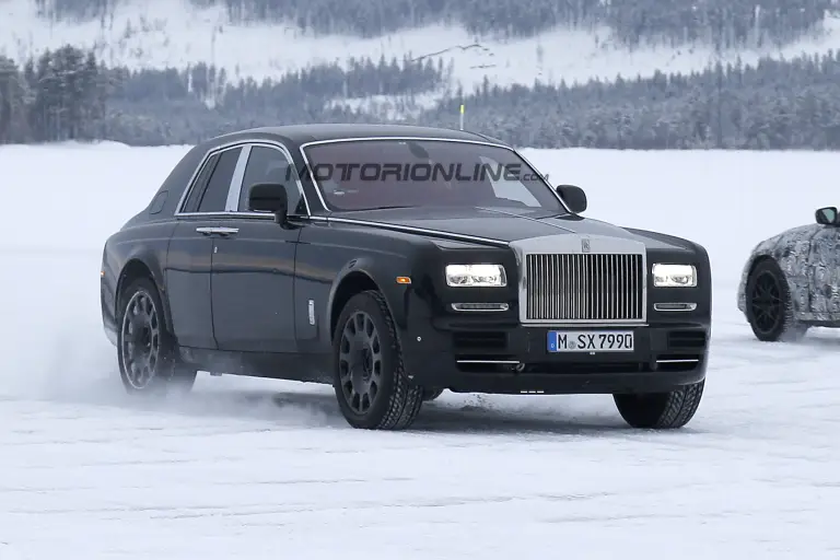 Rolls-Royce Cullinan - Foto spia 07-04-2016 - 2
