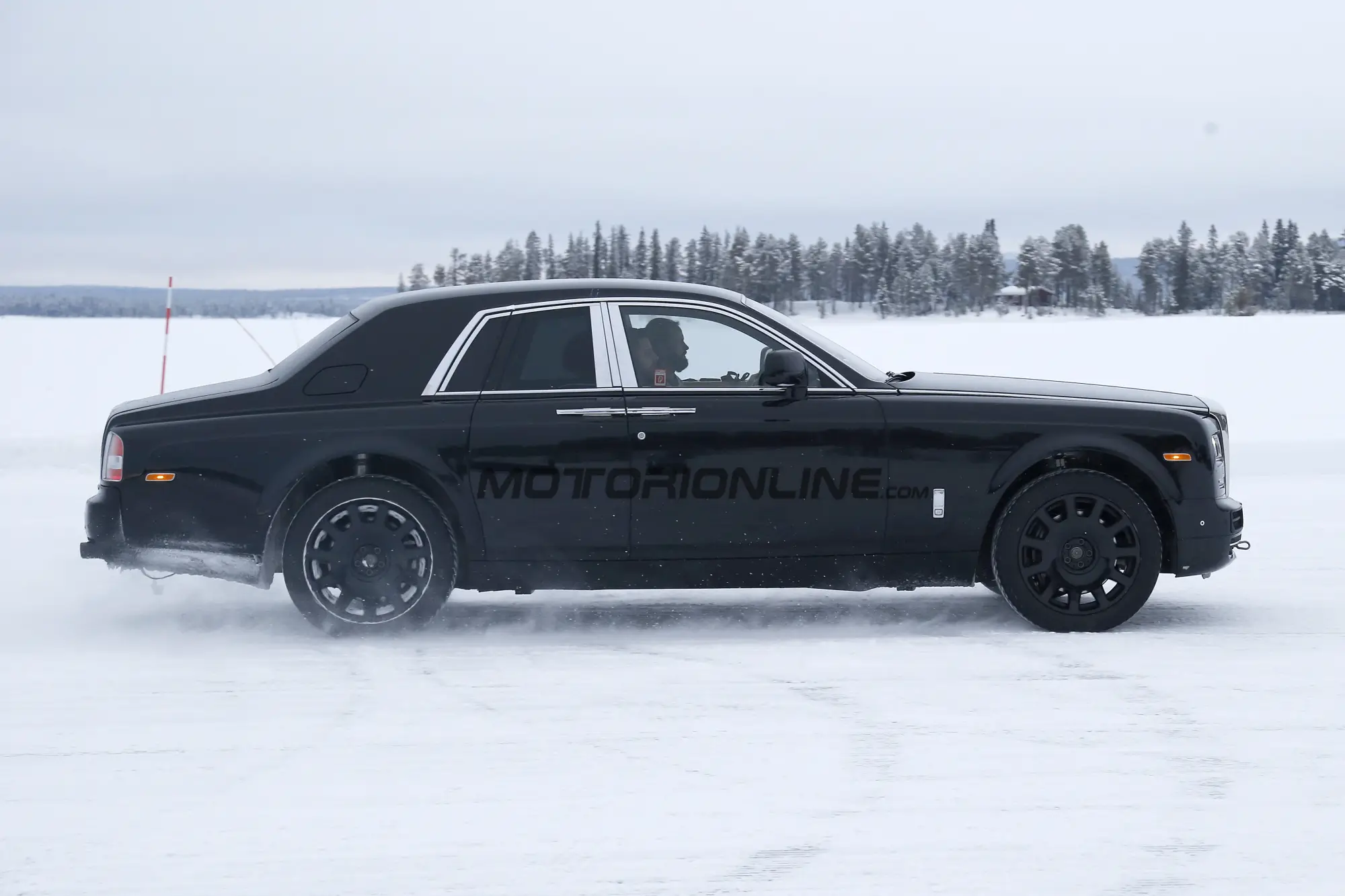 Rolls-Royce Cullinan - Foto spia 07-04-2016 - 6