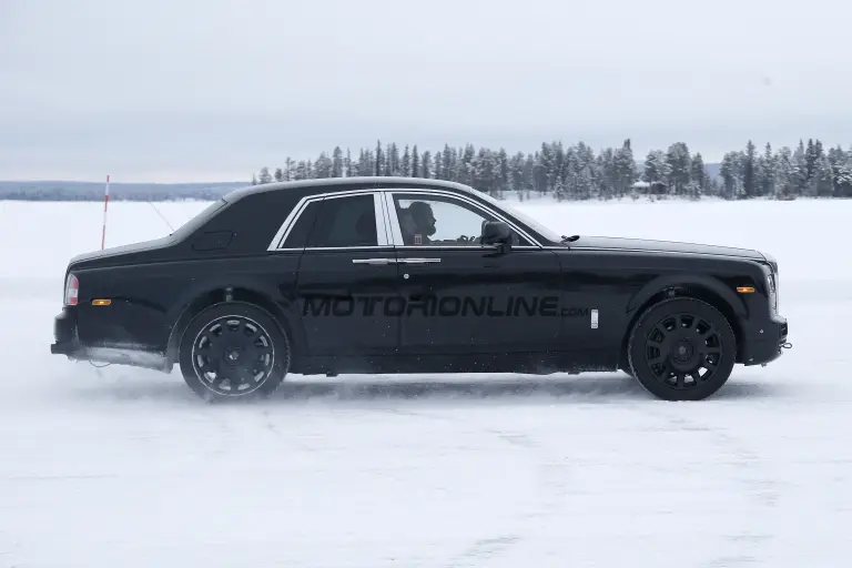 Rolls-Royce Cullinan - Foto spia 07-04-2016 - 6