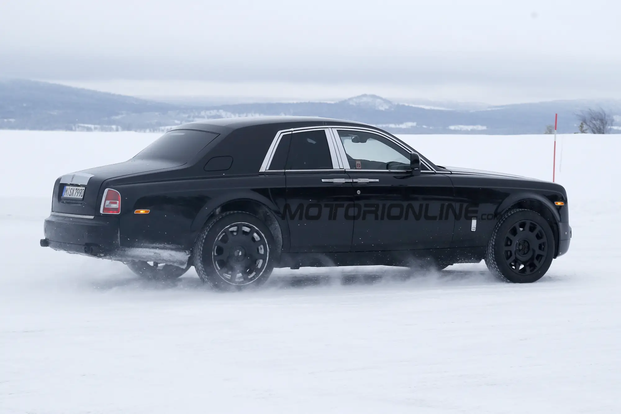 Rolls-Royce Cullinan - Foto spia 07-04-2016 - 7