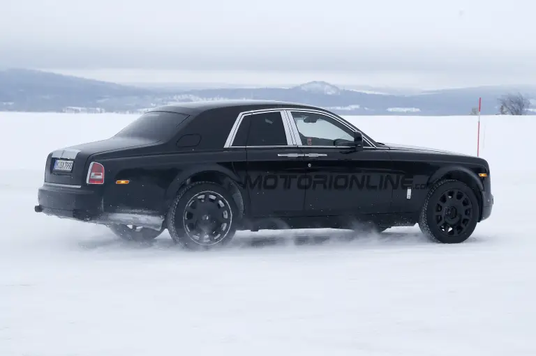 Rolls-Royce Cullinan - Foto spia 07-04-2016 - 7