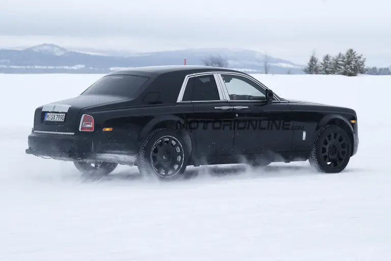 Rolls-Royce Cullinan - Foto spia 07-04-2016 - 8