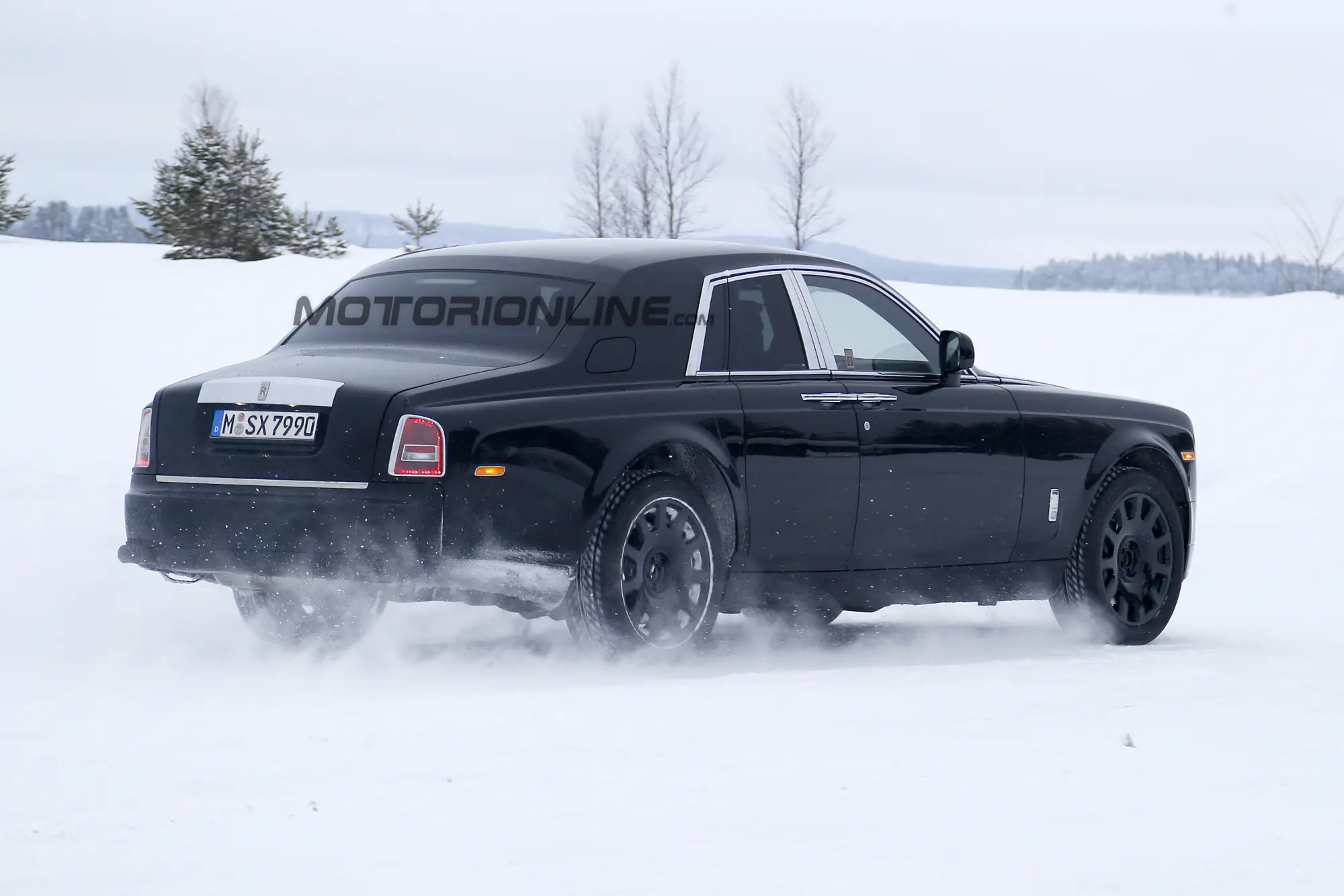 Rolls-Royce Cullinan - Foto spia 07-04-2016 - 9