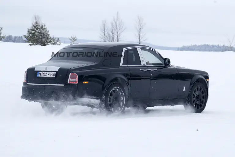 Rolls-Royce Cullinan - Foto spia 07-04-2016 - 9