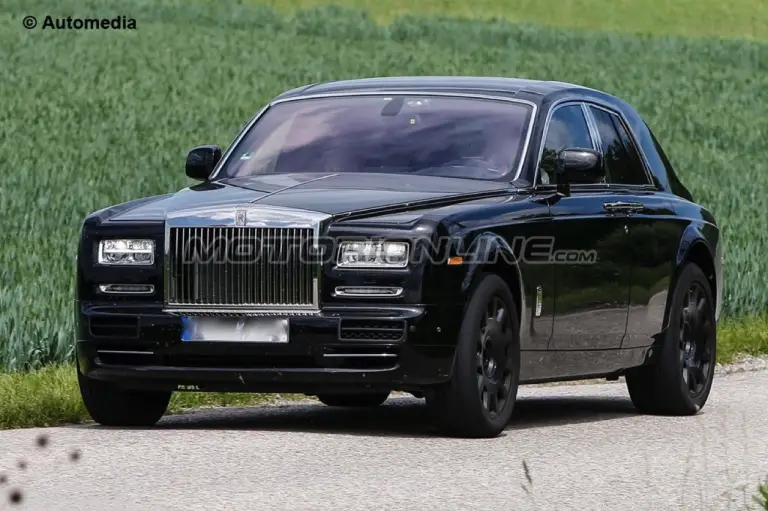 Rolls Royce Cullinan muletto - Foto spia 08-06-2015 - 1