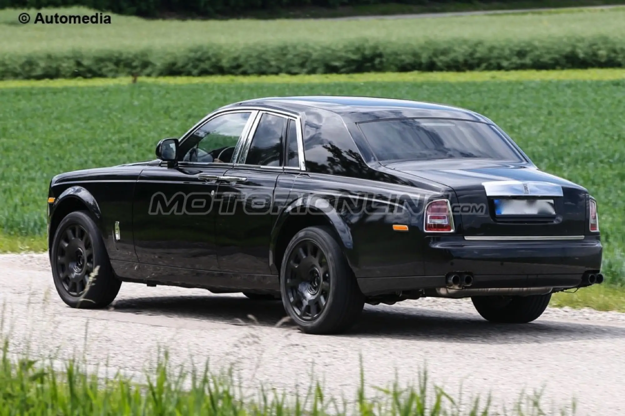 Rolls Royce Cullinan muletto - Foto spia 08-06-2015 - 7