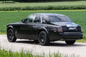 Rolls Royce Cullinan muletto - Foto spia 08-06-2015