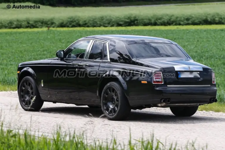 Rolls Royce Cullinan muletto - Foto spia 08-06-2015 - 7