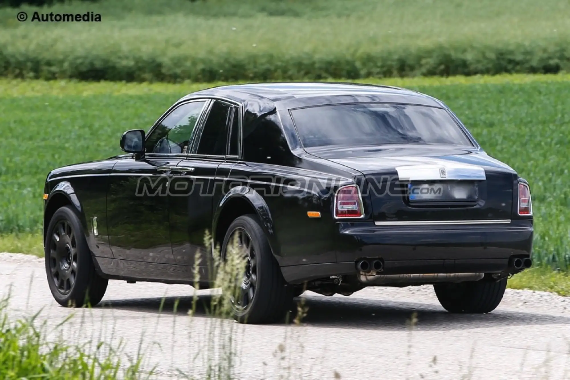 Rolls Royce Cullinan muletto - Foto spia 08-06-2015 - 8