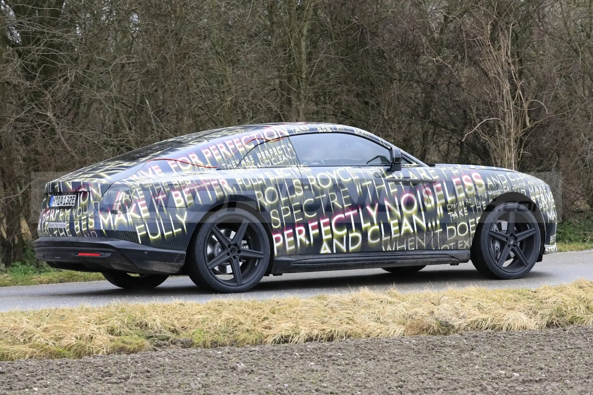 Rolls-Royce Spectre - Foto spia 02-02-2022 - 13