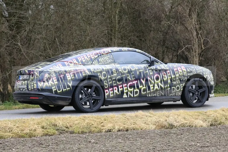 Rolls-Royce Spectre - Foto spia 02-02-2022 - 13