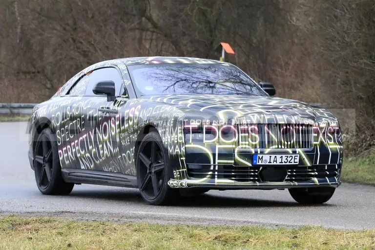Rolls-Royce Spectre - Foto spia 02-02-2022 - 20