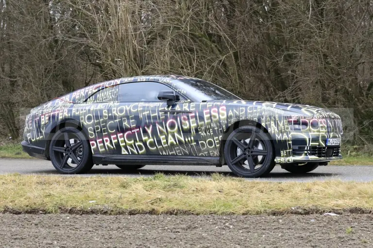 Rolls-Royce Spectre - Foto spia 02-02-2022 - 22