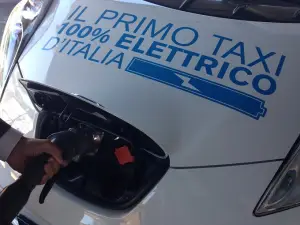 Servizio Taxi Nissan LEAF