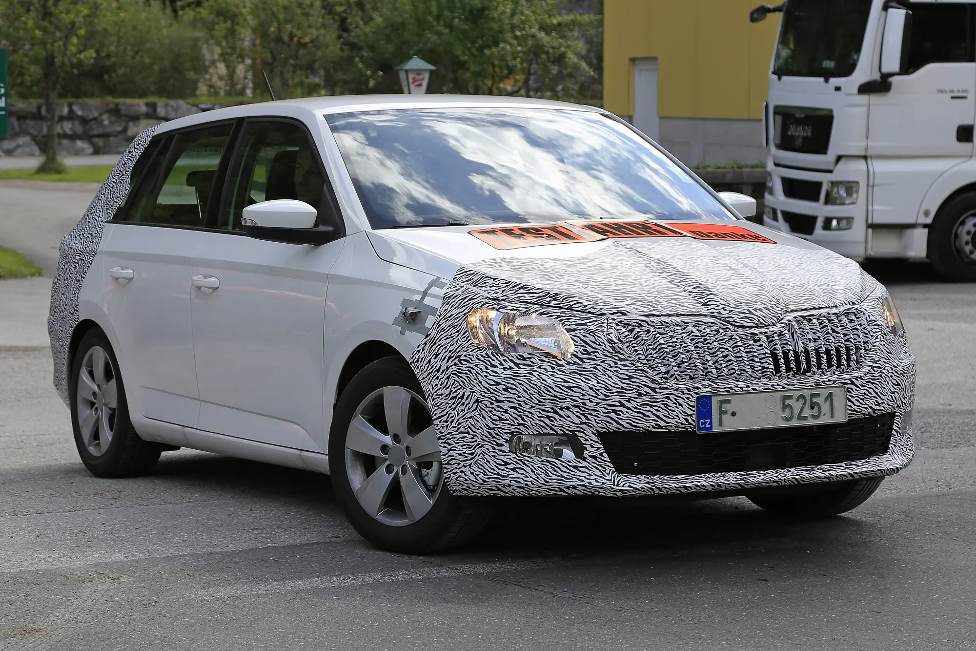 Skoda Fabia restyling foto spia 31 agosto 2016 - 3