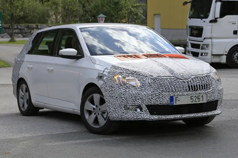 Skoda Fabia restyling foto spia 31 agosto 2016 - 3