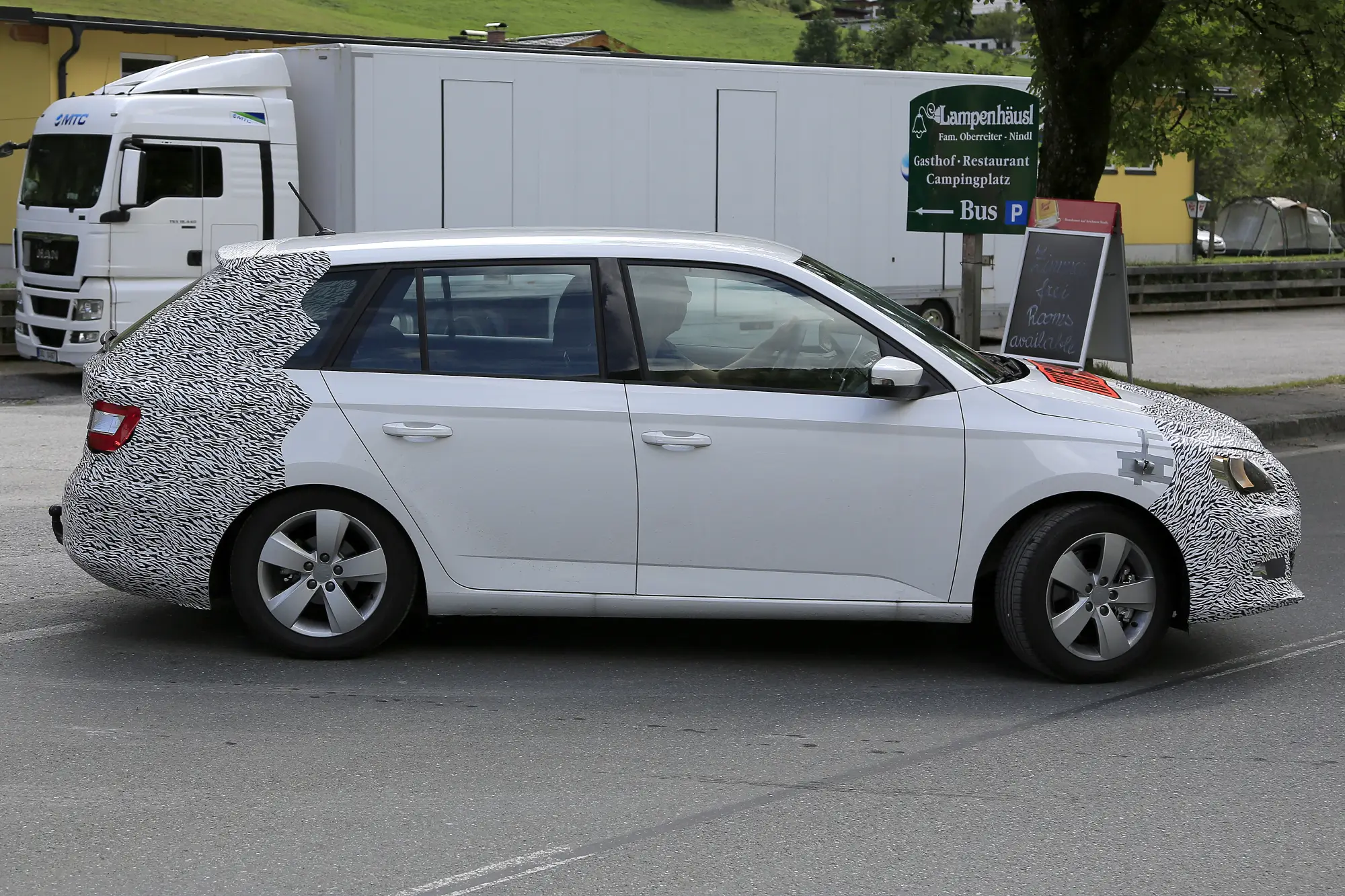 Skoda Fabia restyling foto spia 31 agosto 2016 - 5