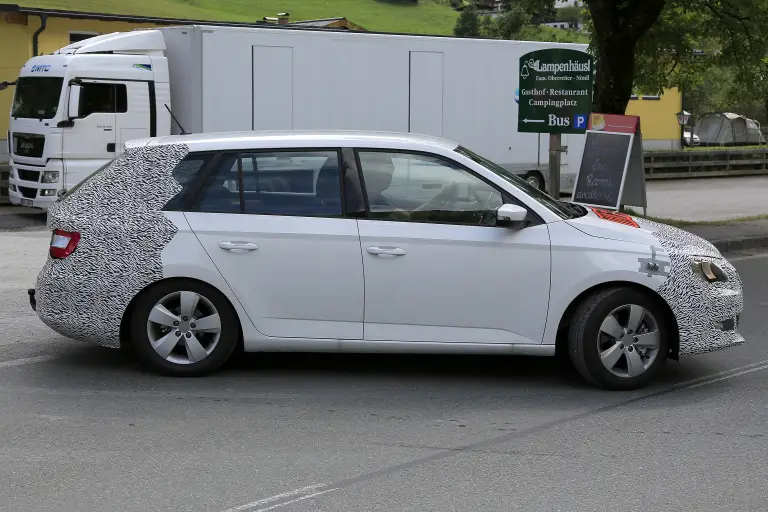 Skoda Fabia restyling foto spia 31 agosto 2016 - 5